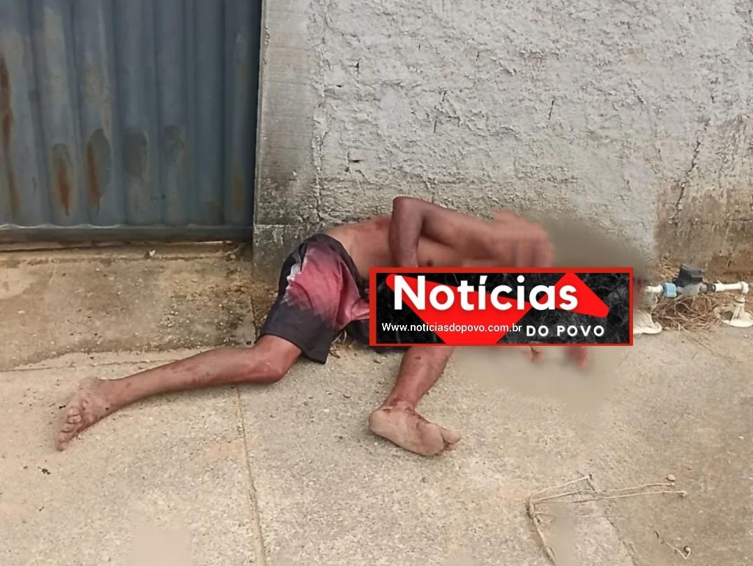 Homem quase é lixado pela população.