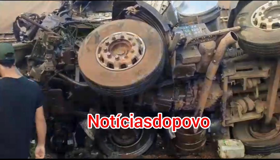 Acidente deixa ao menos duas  mortes.