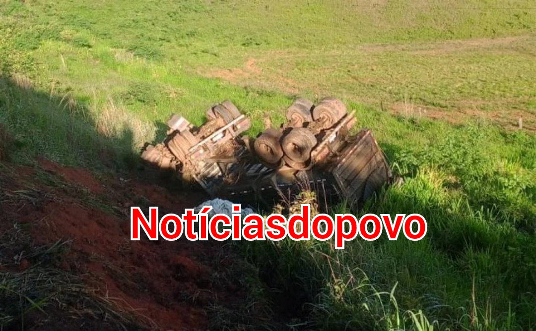 Caminhão tomba em trecho da BR 364.