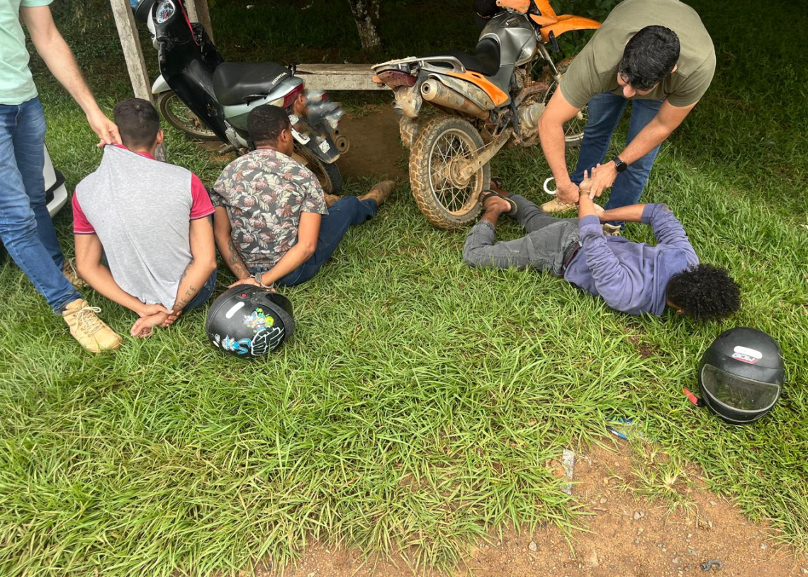 homens  são presos por tráfico de drogas em ação .