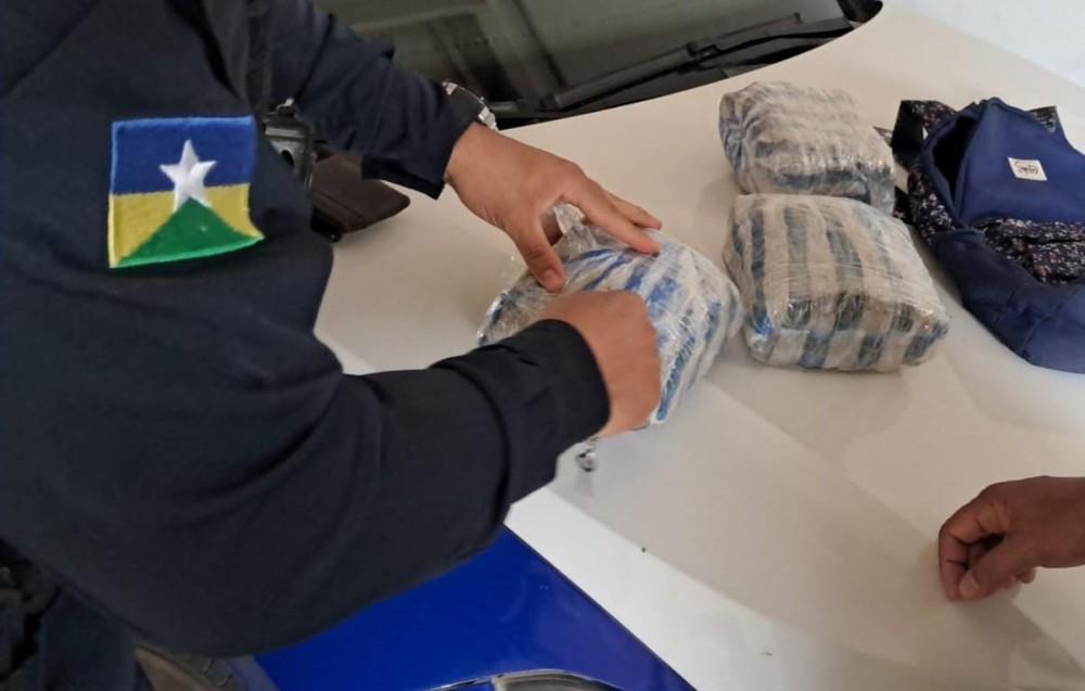 Casal se envolve em acidente, pm encontram drogas.
