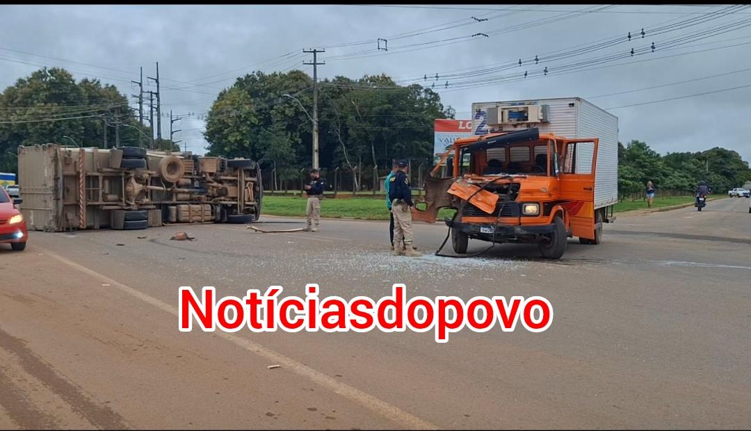 Colisão entre dois caminhões.
