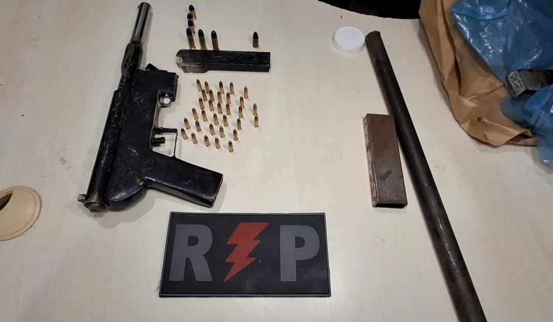 Homem é atingido por arma de fogo .