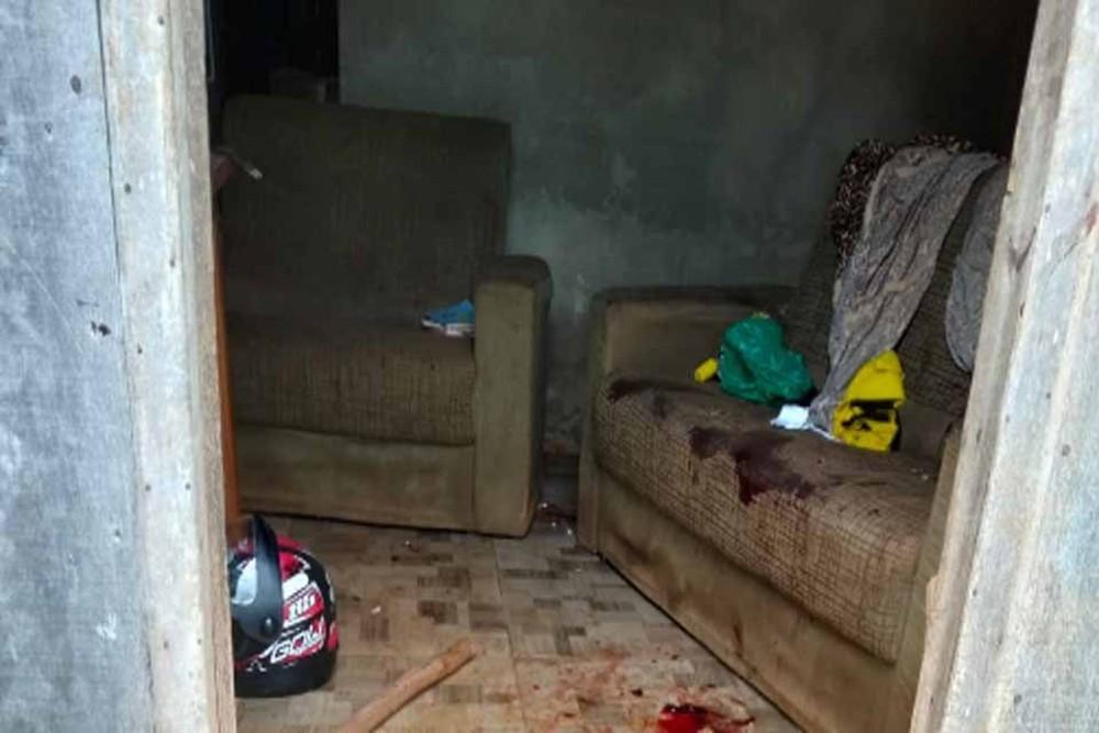 Homem é encontrado com o pescoço cortado.