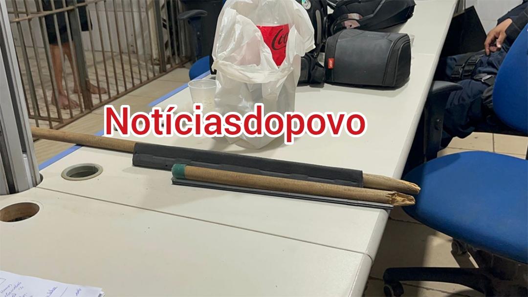 Mulher é espancada com cabo de rodo.