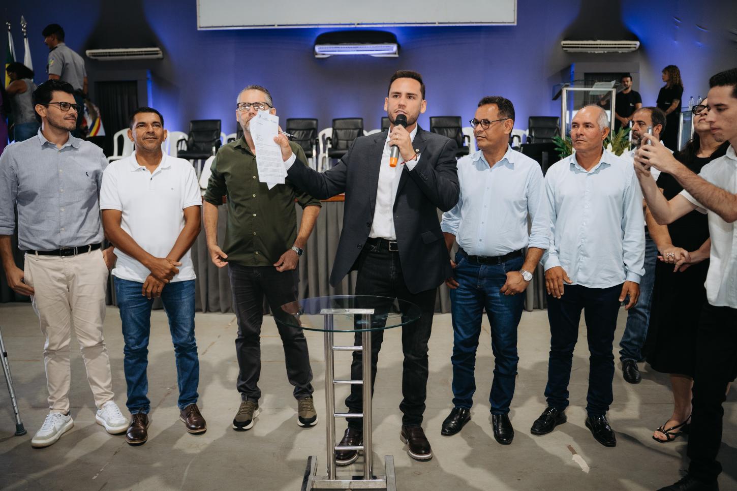 Prefeito Affonso Cândido anuncia reajuste ao piso do magistério.