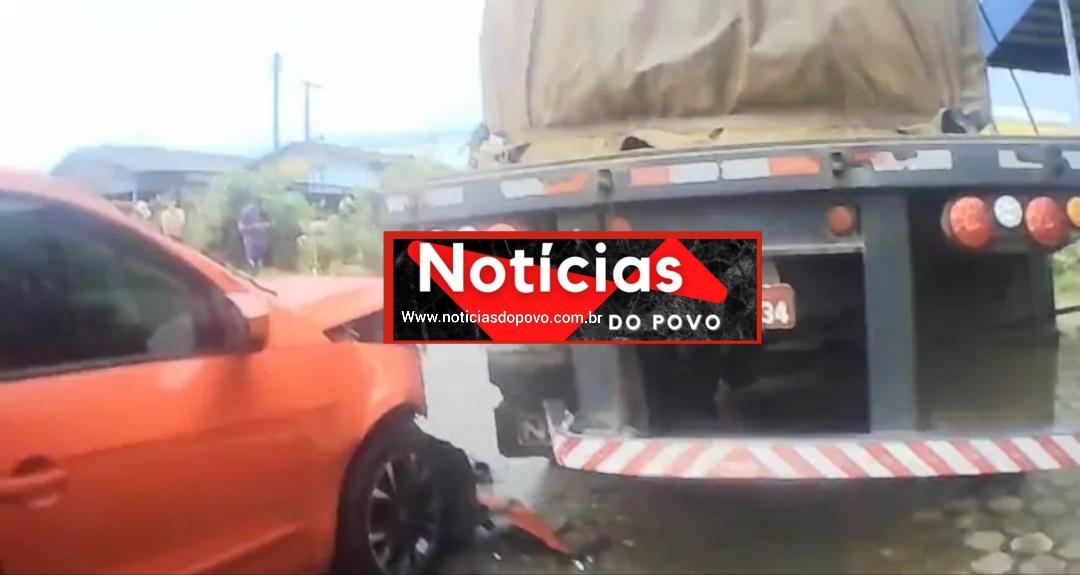 Condutor sem CNH volide na traseira de carreta.