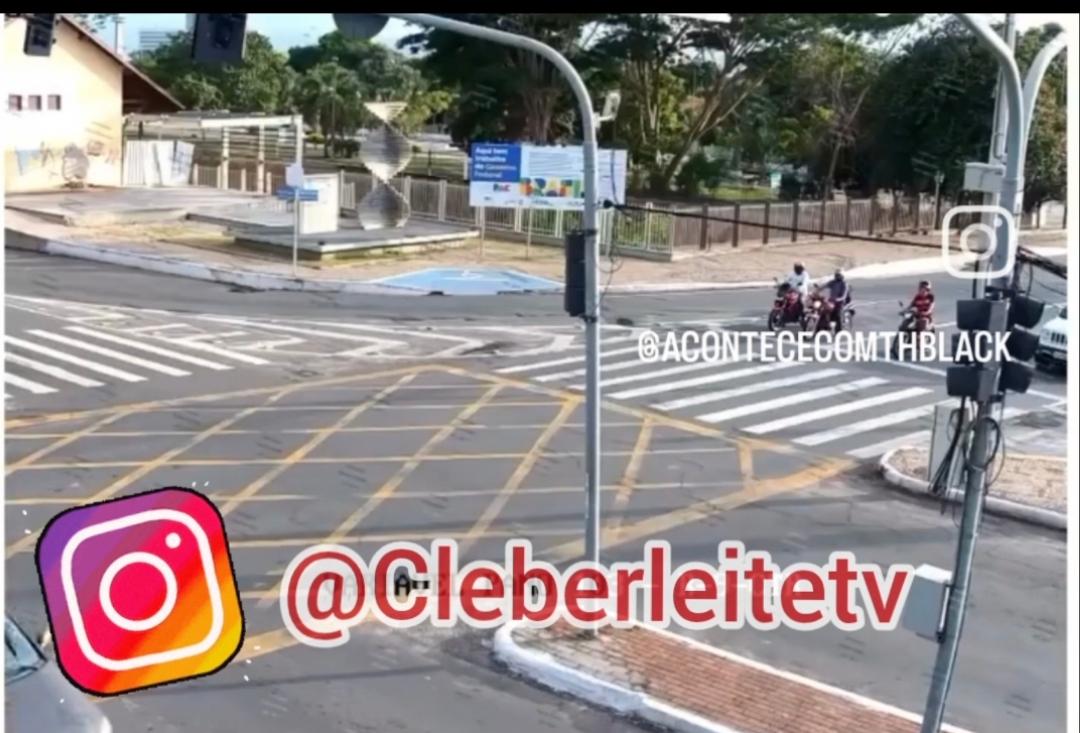 Vídeo mostra grave acidente em semáforo.