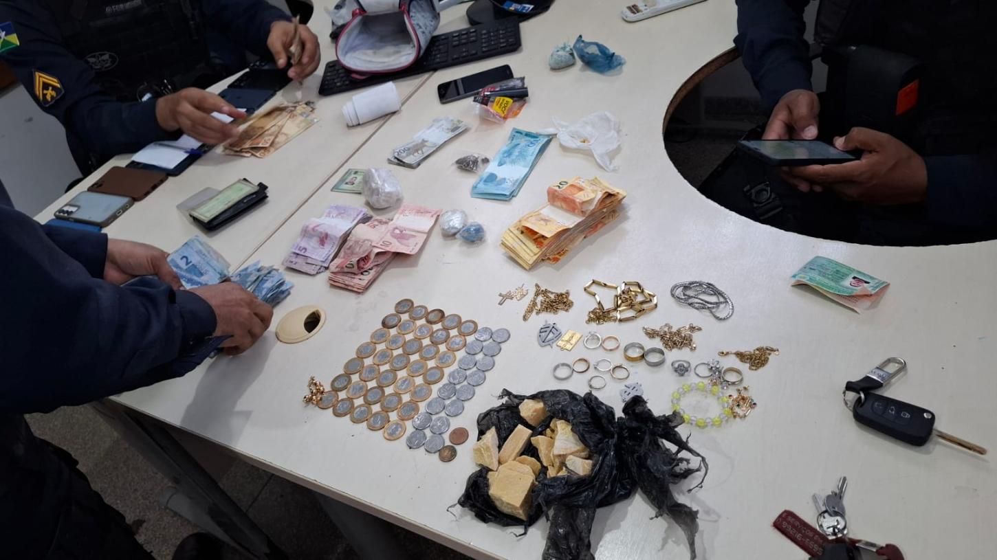 PM DESARTICULA PONTO DE VENDA DE DROGAS 