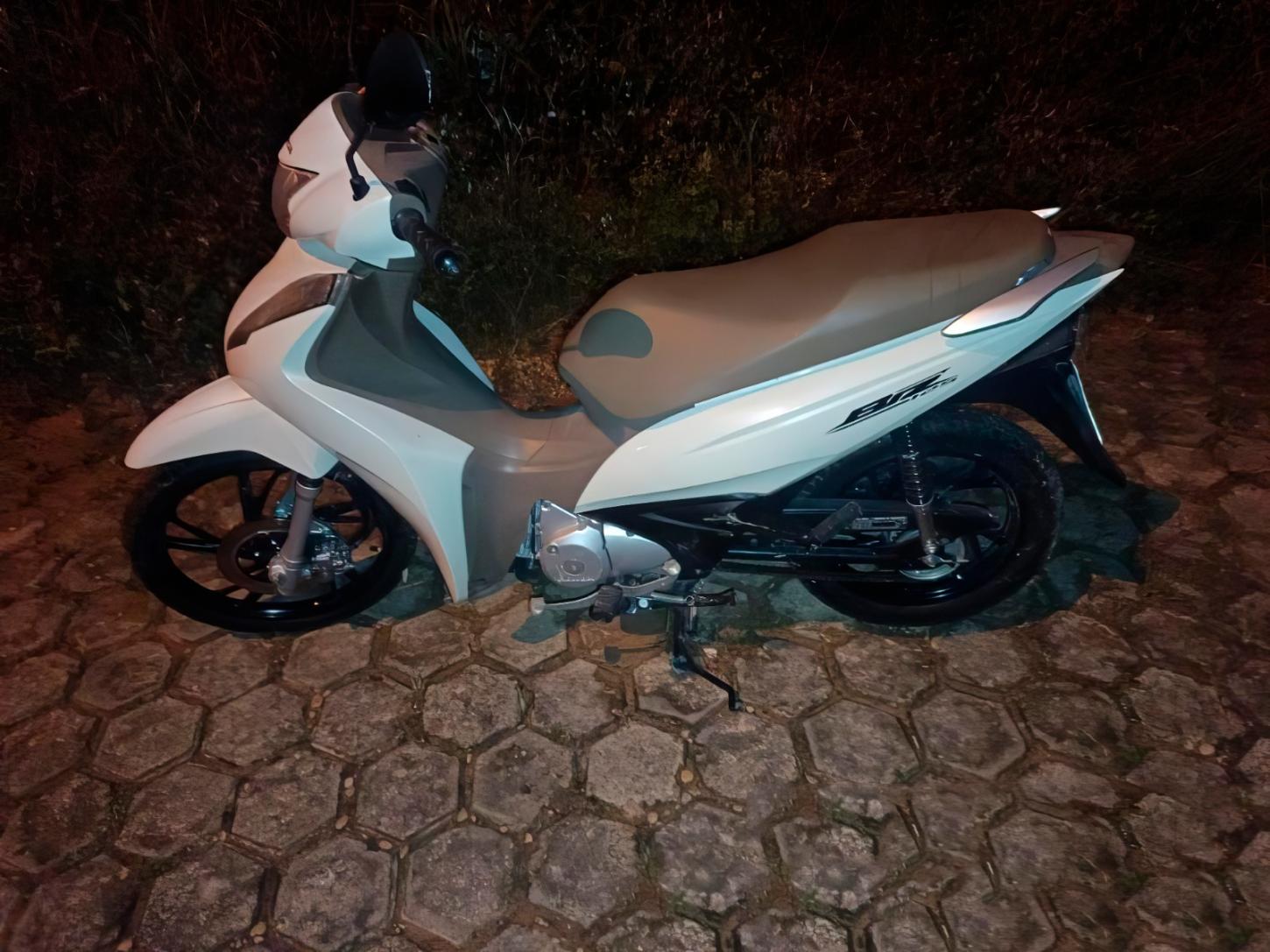 PM frusta furto de moto. 