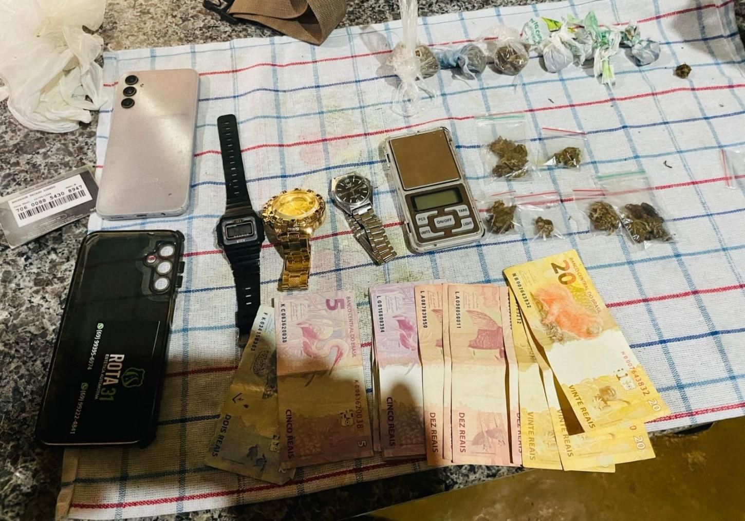 Suspeitos são detido pela PM 