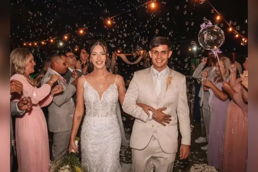 Casal morre após se casarem. 