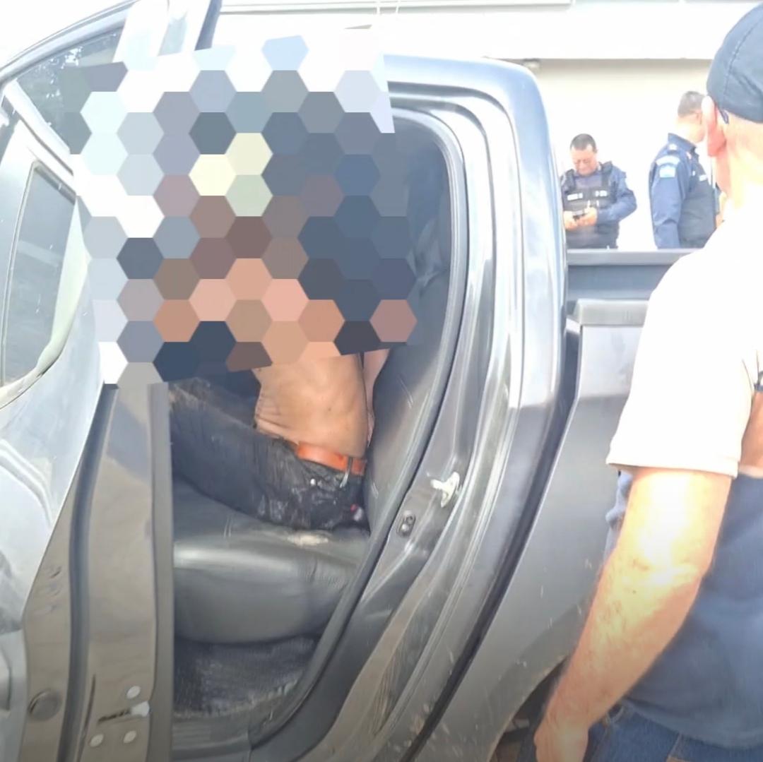  Vídeo:Suspeito de furto se esconde dentro de forro.