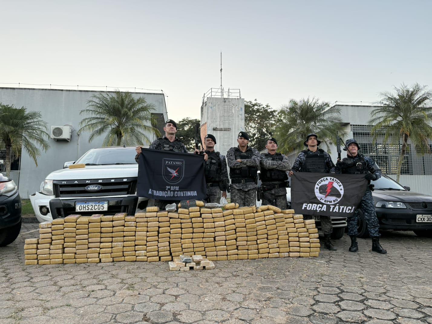 PM realiza prisão de suspeitos de tráfico. 