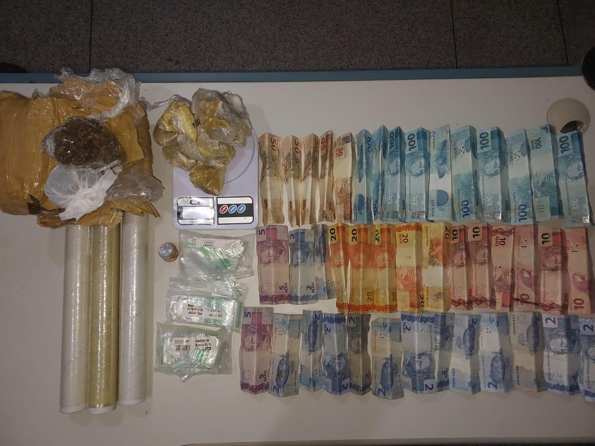 Suspeitos de tráfico abondona drogas .