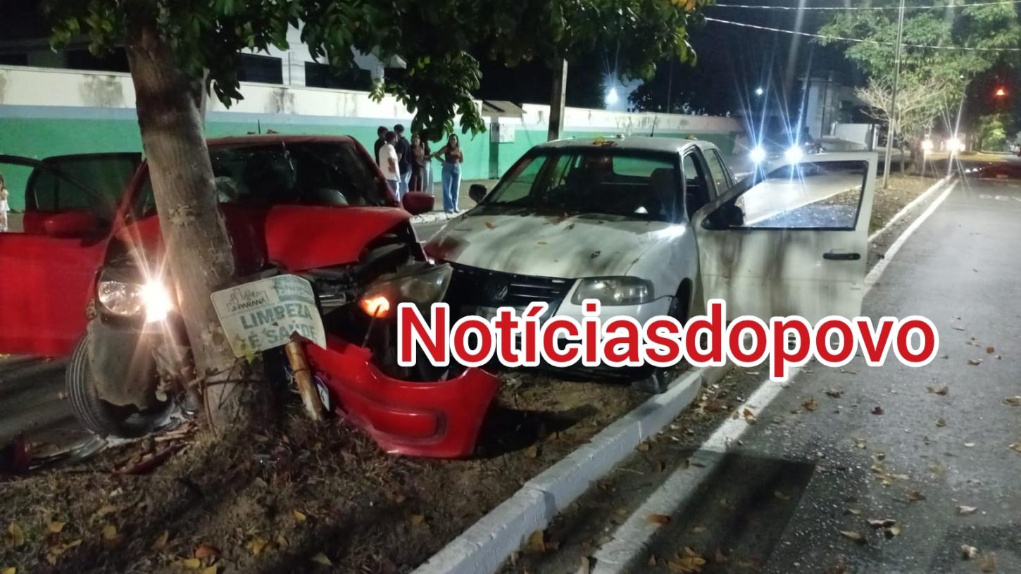 Acidente entre dois veículos. 