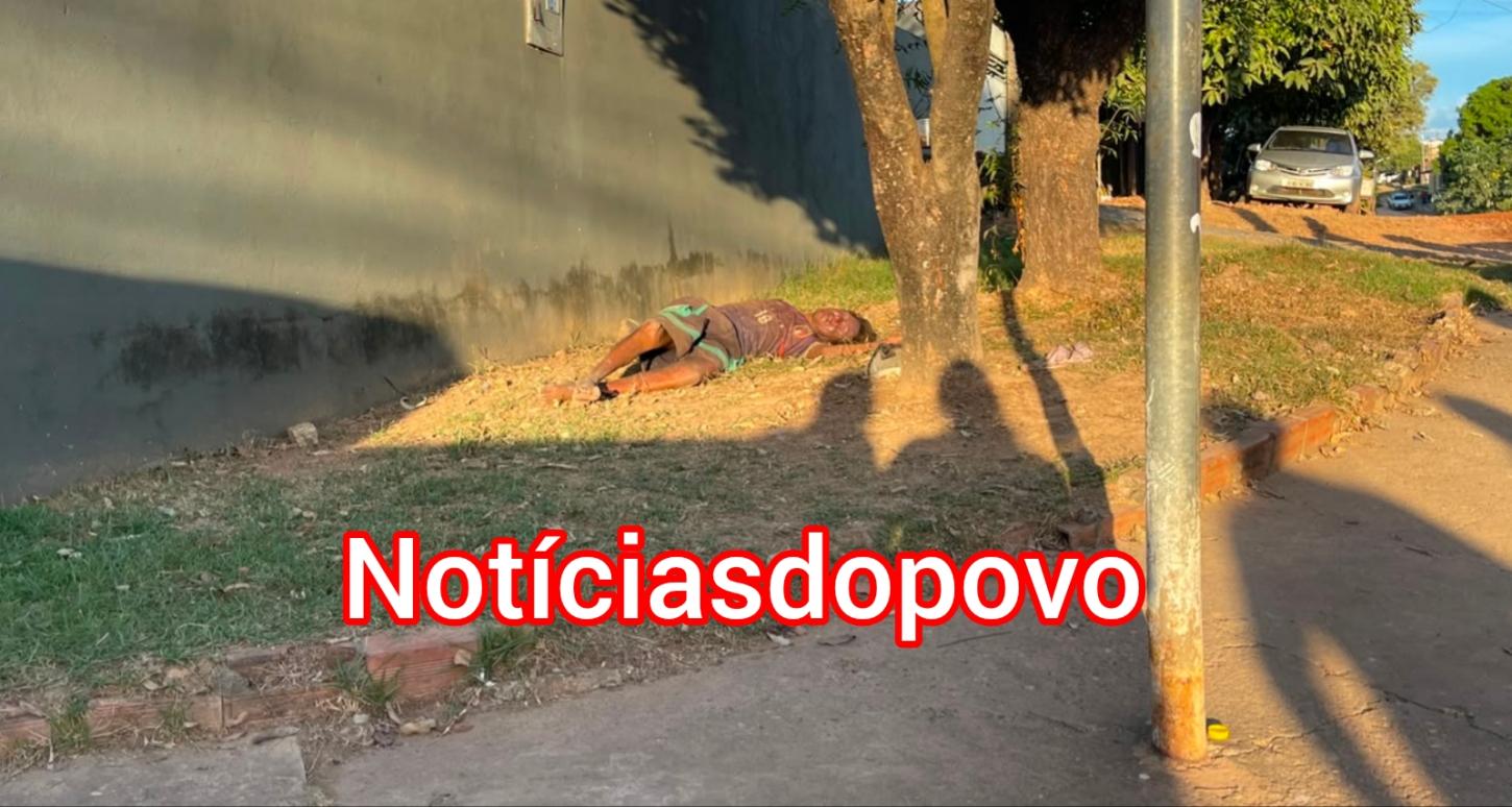Homem é encontrado morto em via pública.