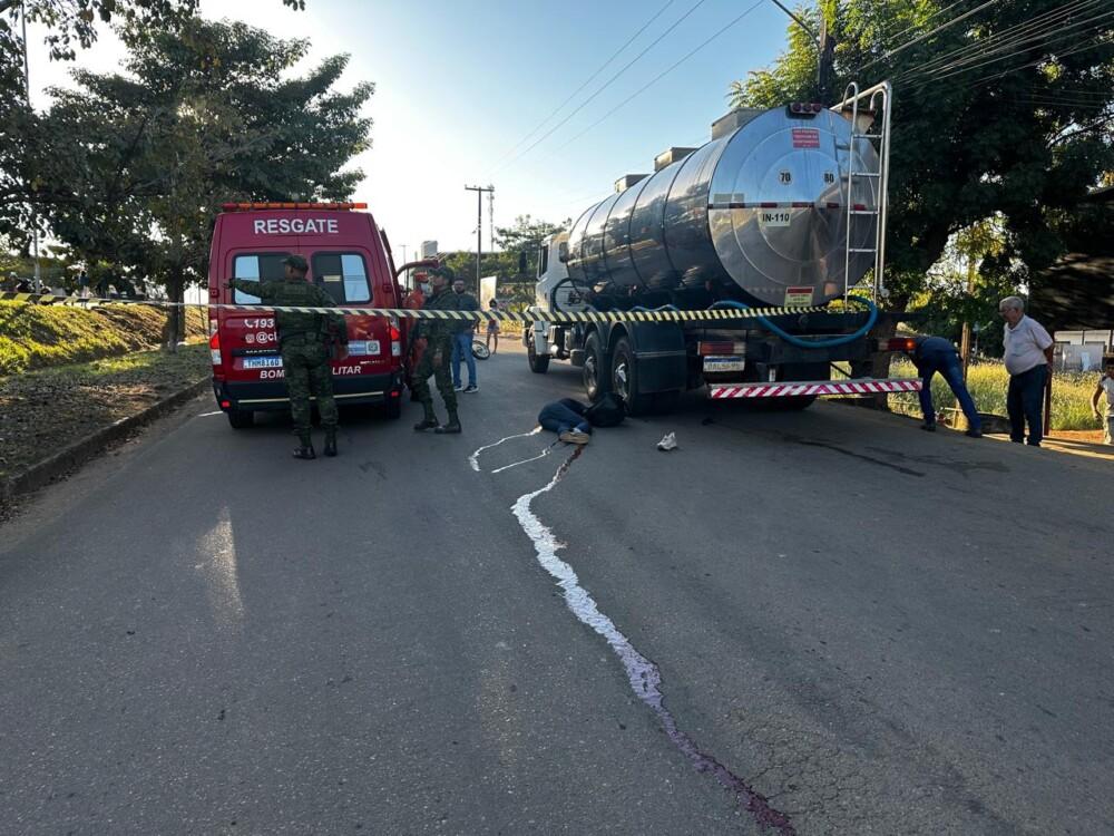 Motociclista morre após colidir  contra caminhão. 