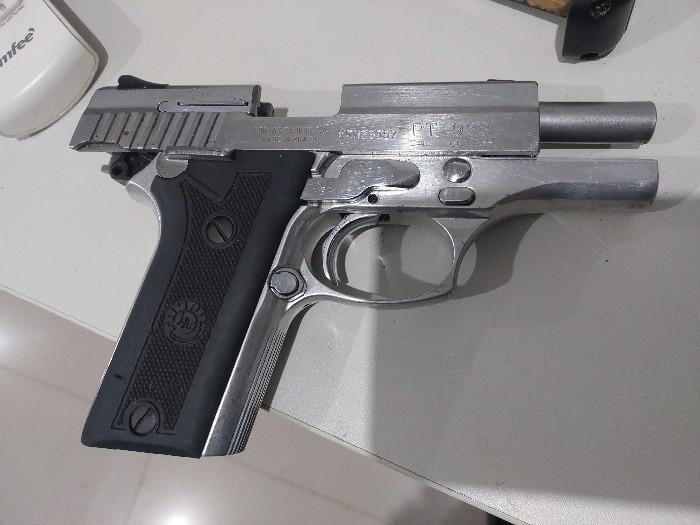 porte ilegal de arma.