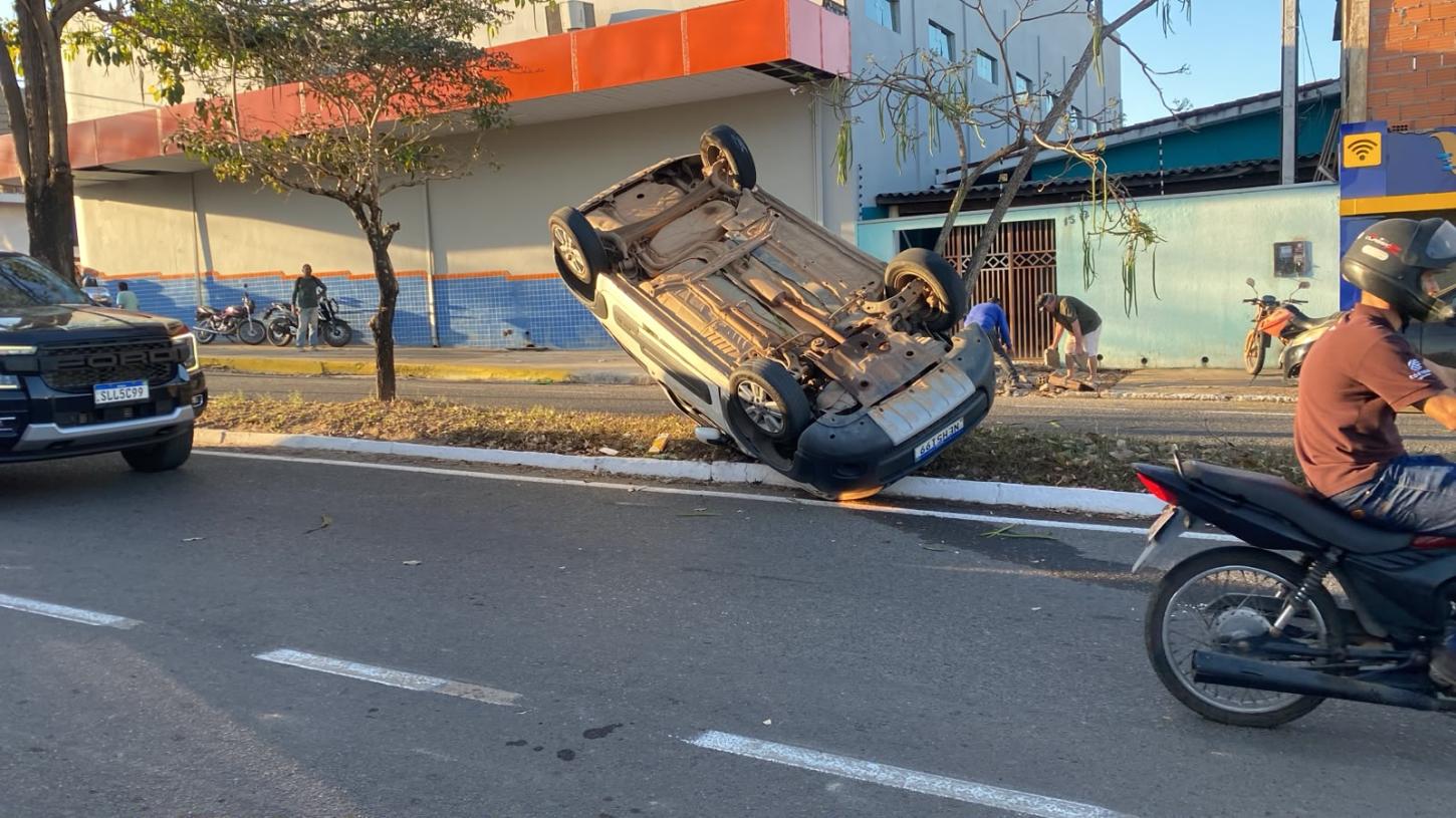 Vídeo:Motorista é arremessada para fora do carro após capotamento.