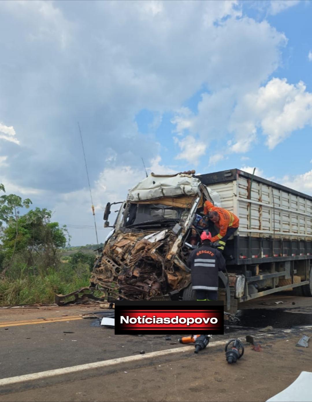 CAMINHÃO BOIADEIRO COLIDI VIOLENTAMENTE EM CARRETA