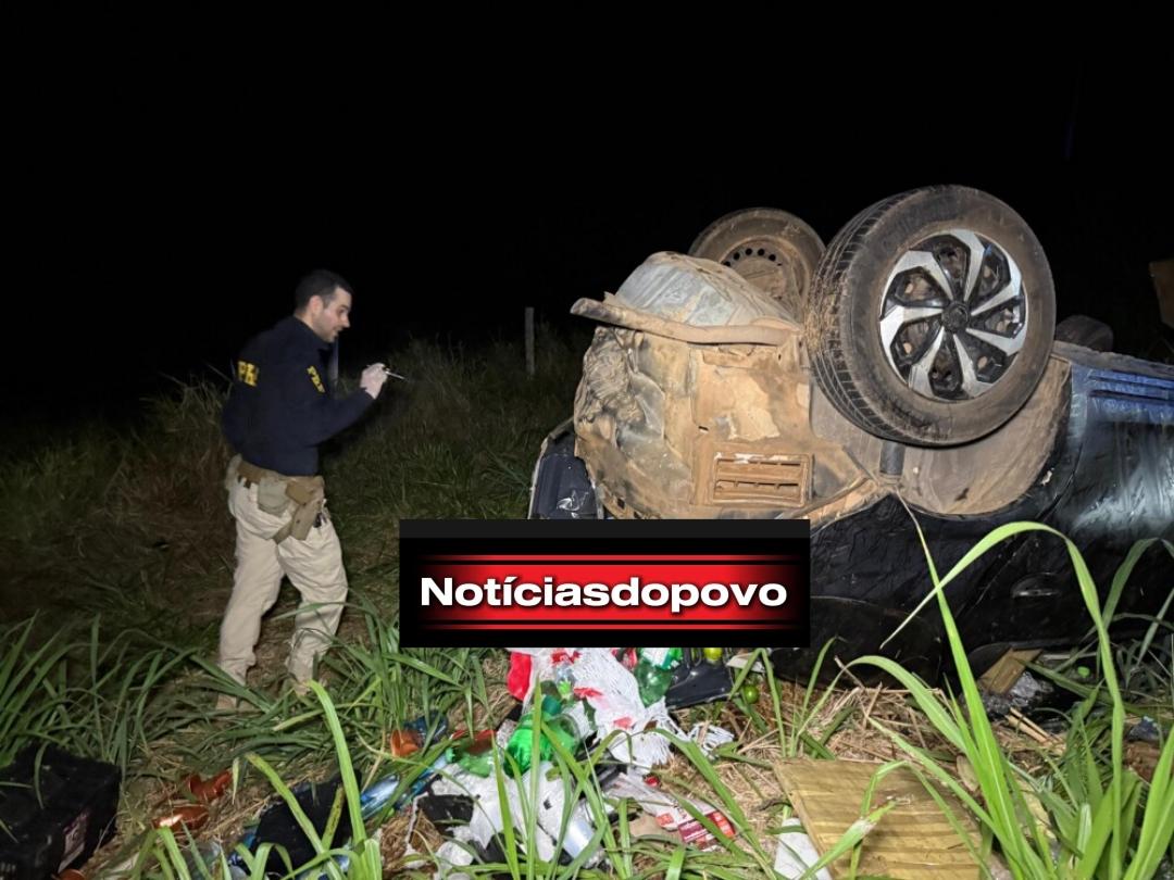 carro capota na BR-364