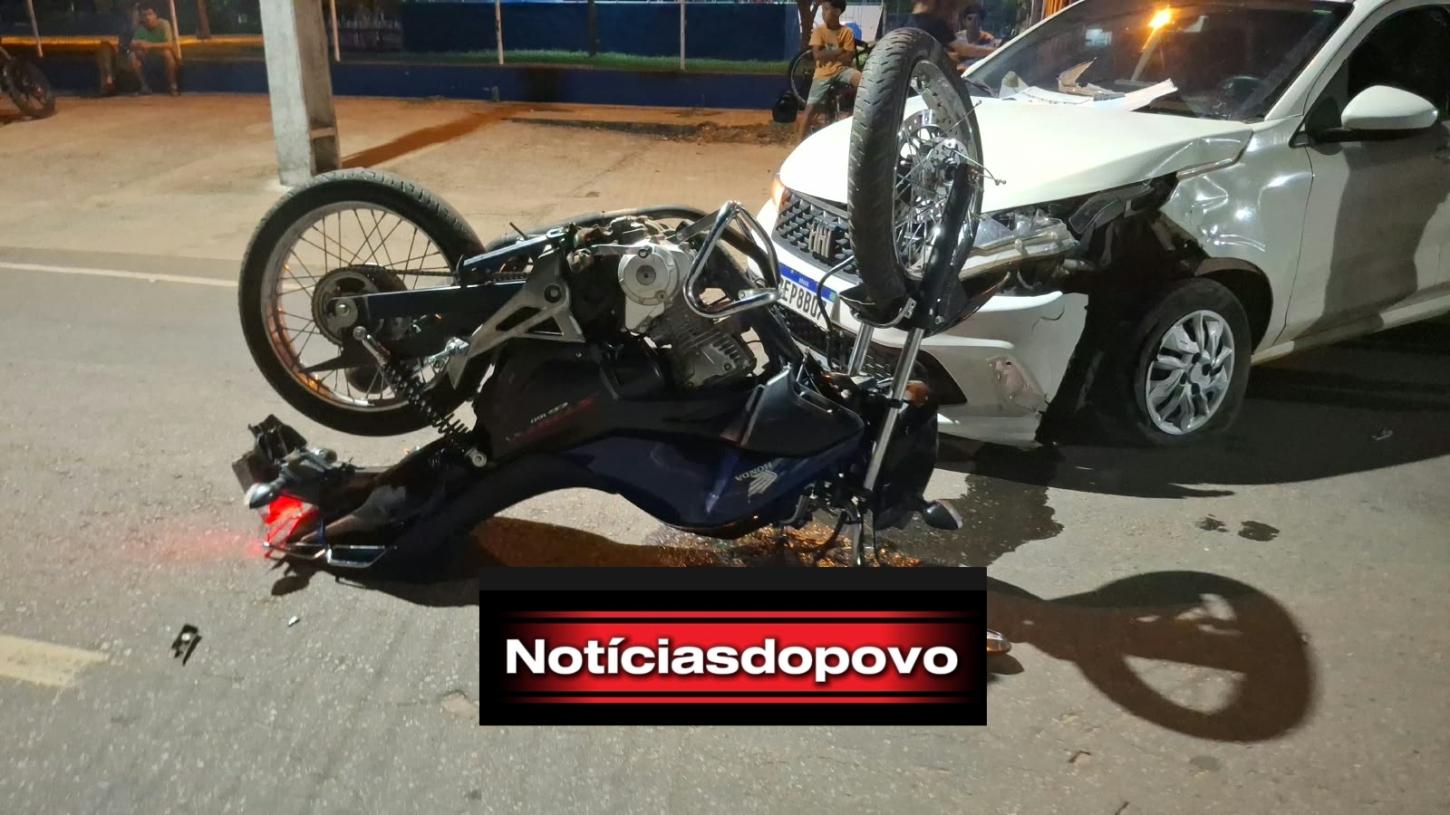 Motocicleta fica com as rodas para cima 