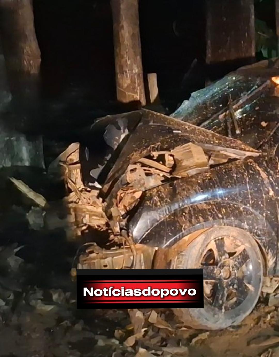 MOTORISTA FICA FERIDO APÓS COLIDIR CONTRA ÁRVORE