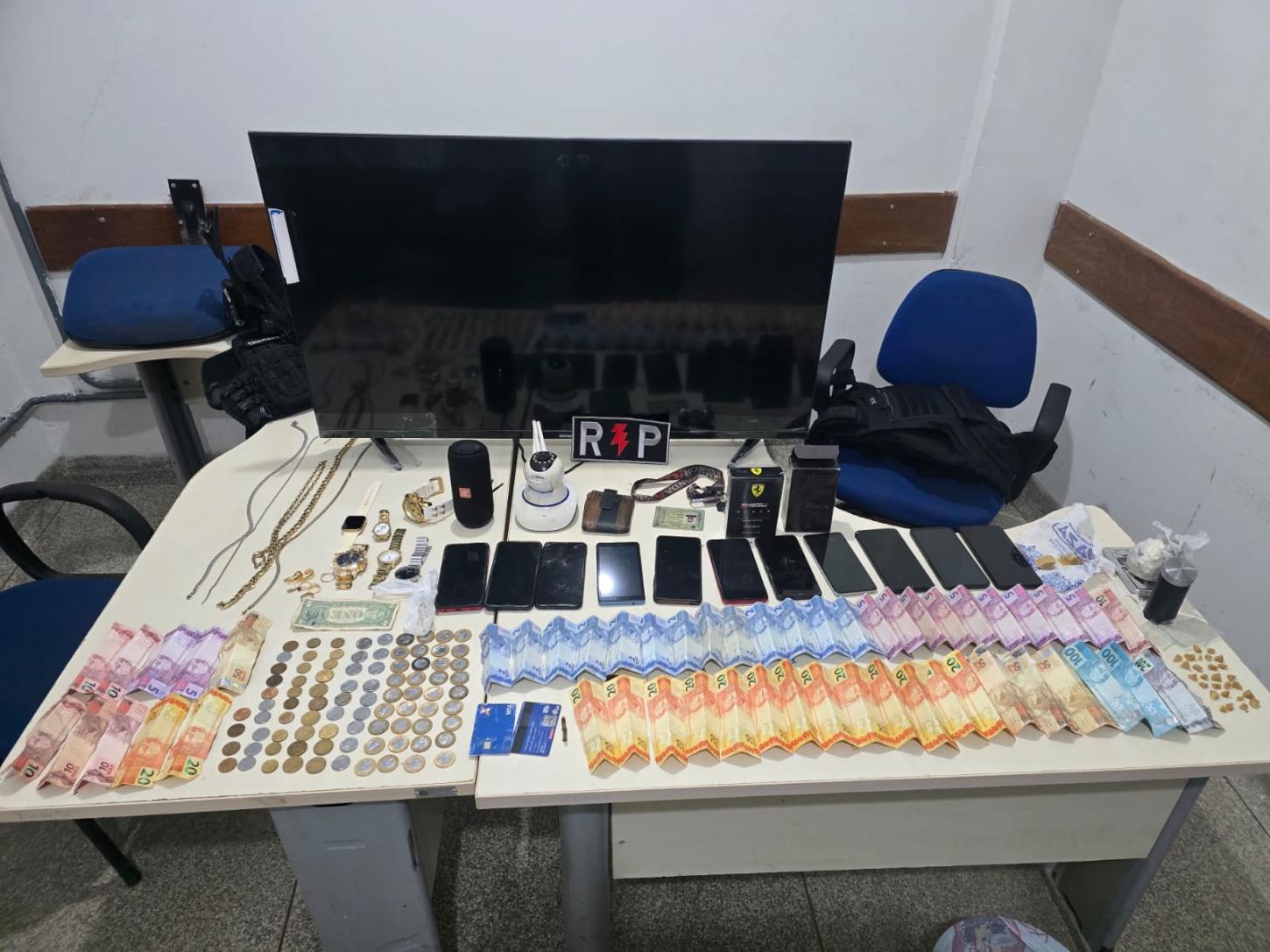  Homem é preso com drogas e  munições