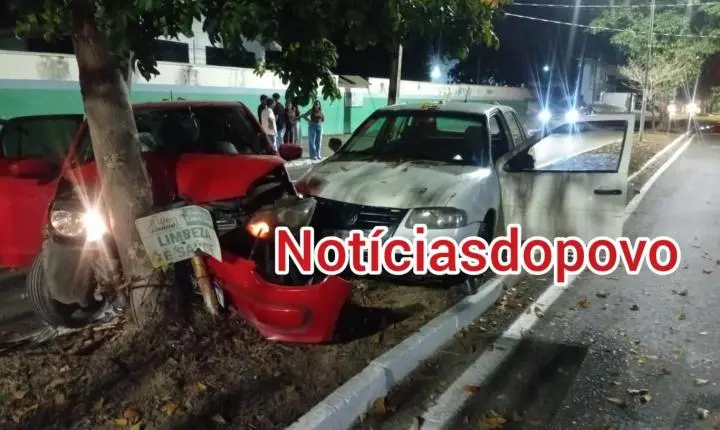 Acidente entre dois veículos. 