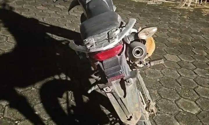 Arma e moto roubada. 