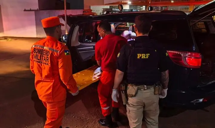 Bebê nasce dentro de viatura da PRF durante auxílio 