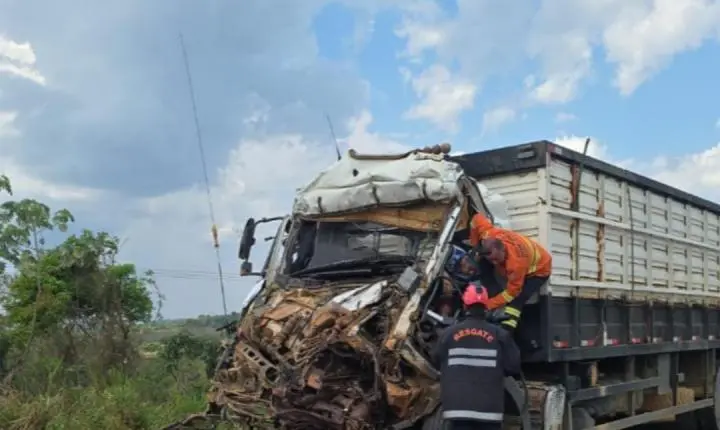 CAMINHÃO BOIADEIRO COLIDI VIOLENTAMENTE EM CARRETA
