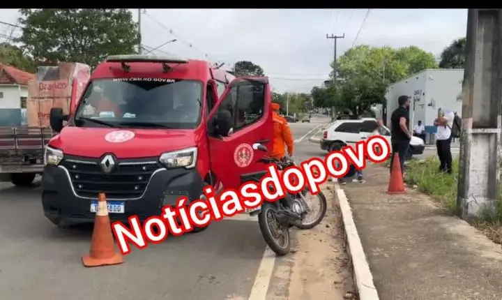 Colisão entre carro e moto