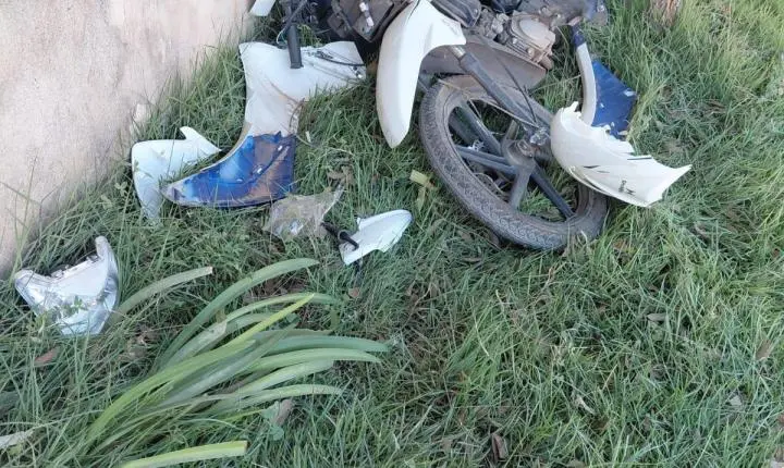 Condutor perde o controle e colide em residência. 