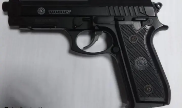 Homem é flagrado com simulacro de arma em bar.