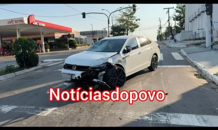 Jovem fica ferido após colisão. 