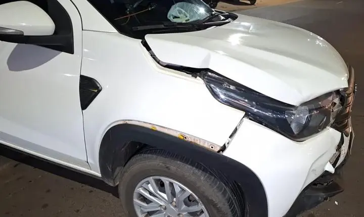 Motociclista é arremessado após acidente. 