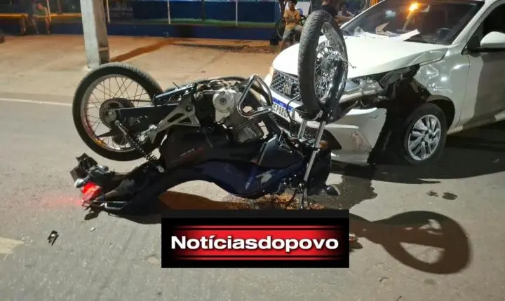 Motocicleta fica com as rodas para cima 