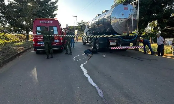Motociclista morre após colidir  contra caminhão. 