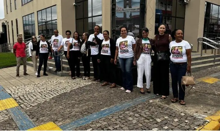 família pede justiça durante júri.