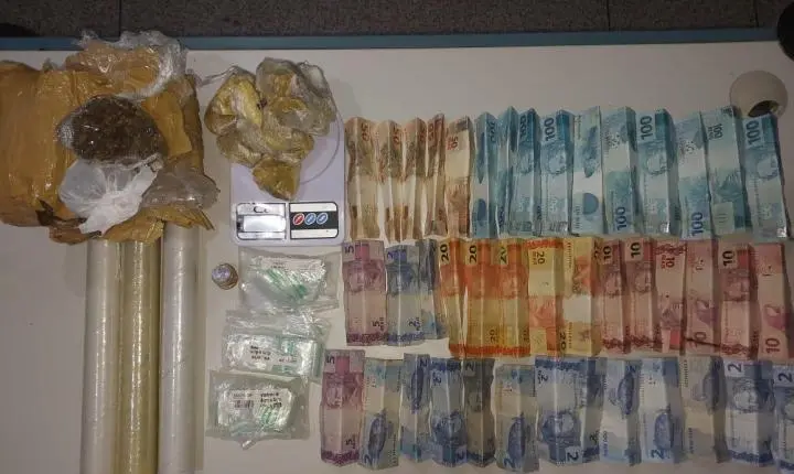 Suspeitos de tráfico abondona drogas .
