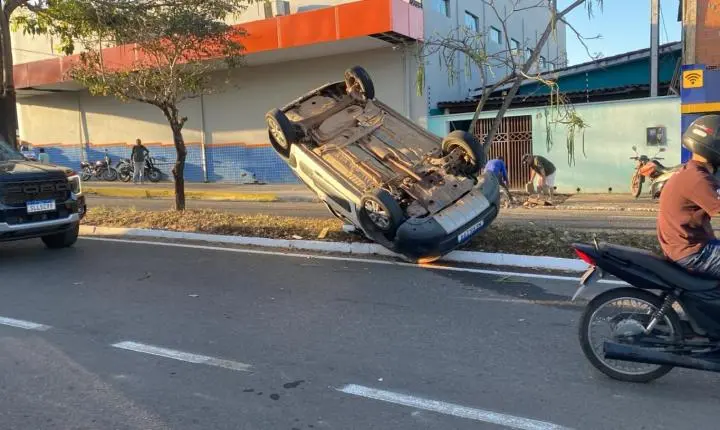Vídeo:Motorista é arremessada para fora do carro após capotamento.